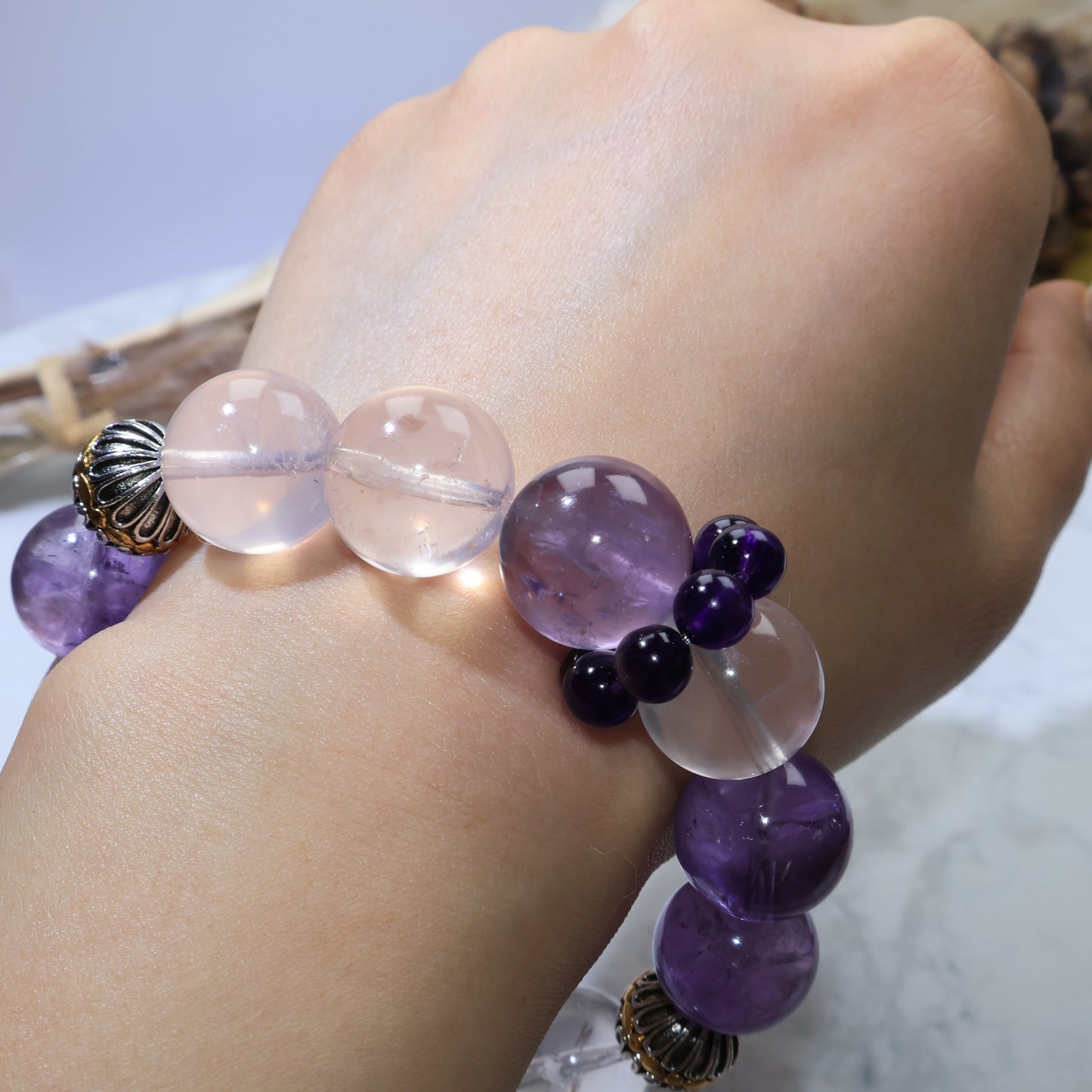 Top wrist view (fits 16.5 cm) showing rose quartz main beads, amethyst accents, and the mini Uruguayan cluster.