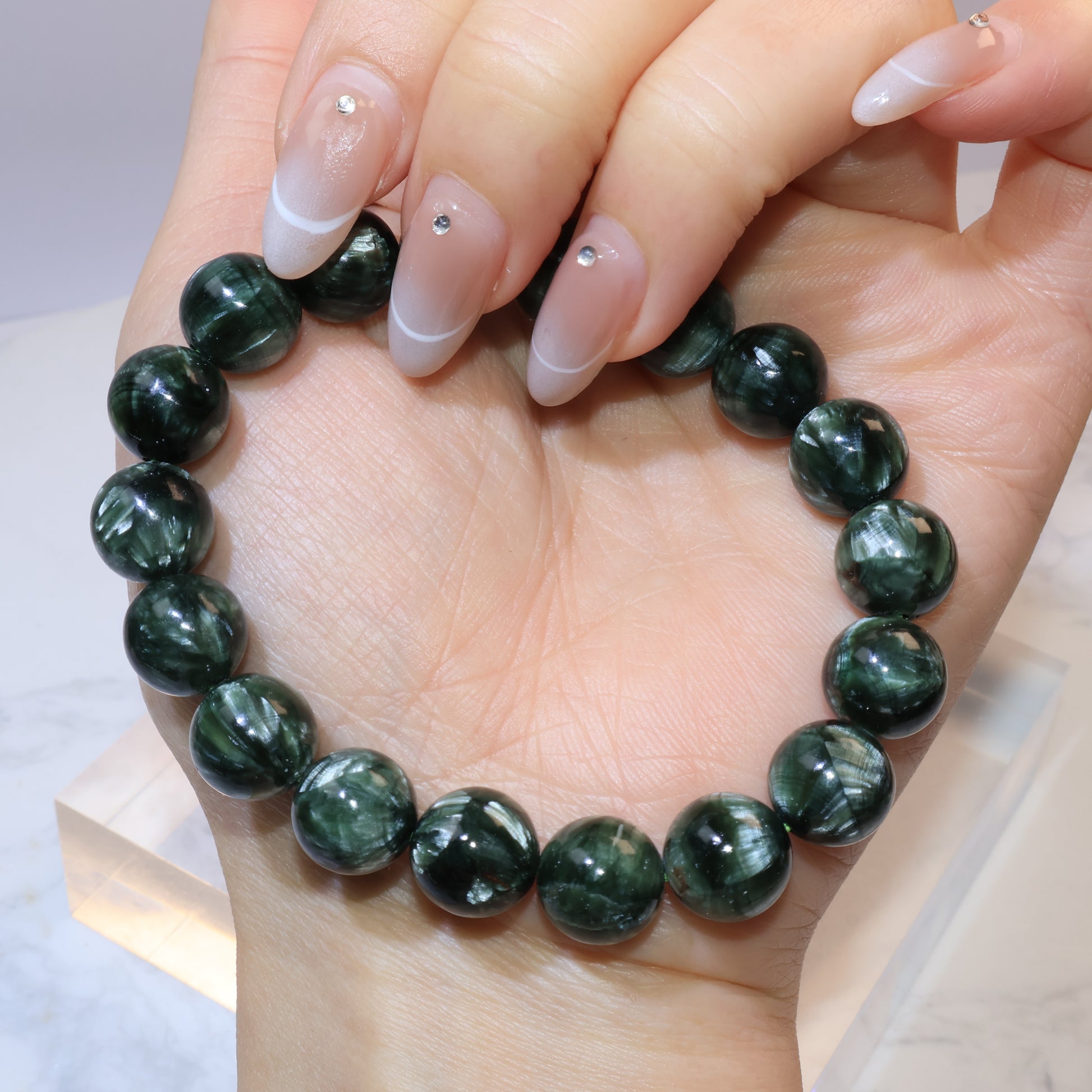 Seraphinite bracelet 11mm Russia – hand display top view