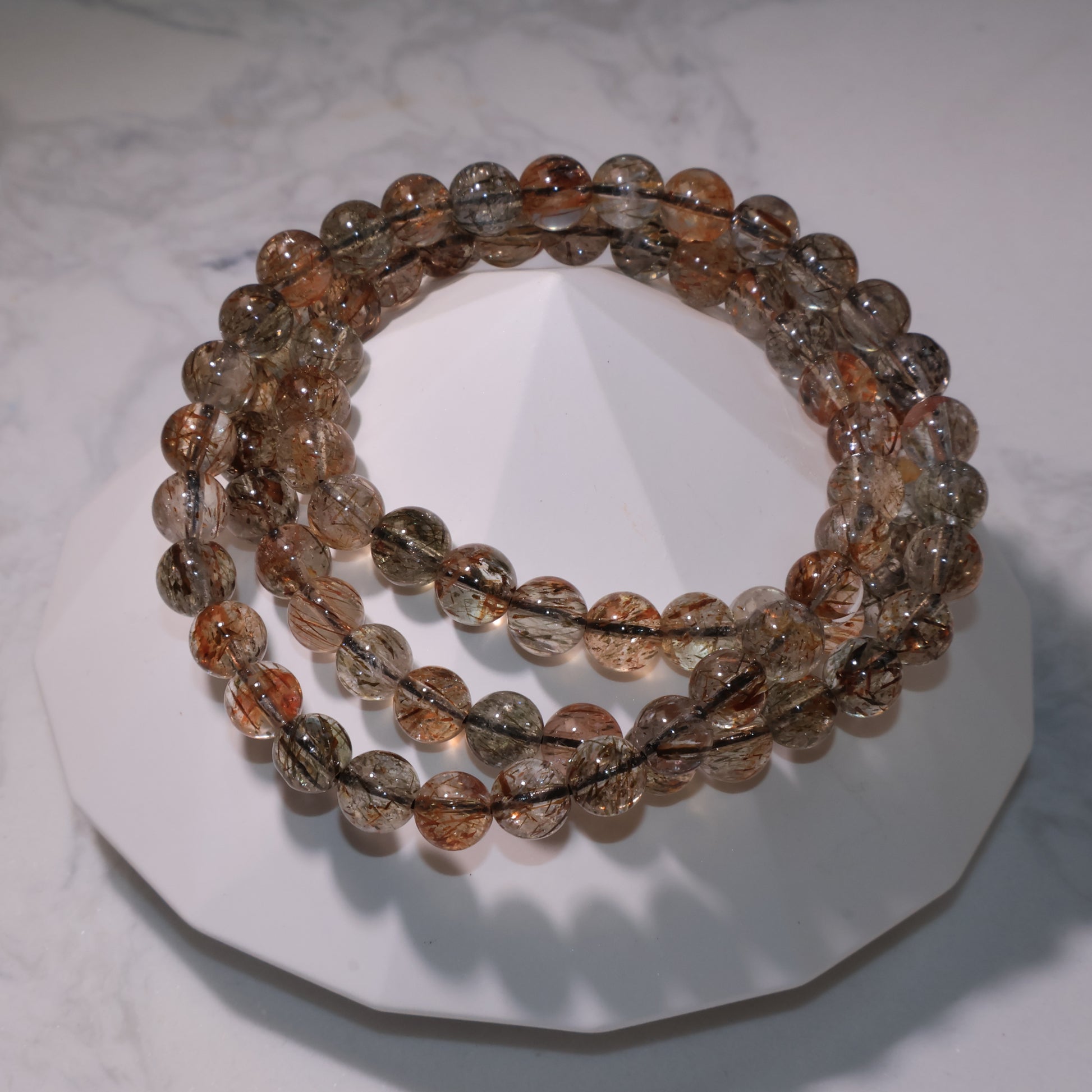 Bracelet close-up on white stand|白色底座上的黑金超三圈手串特寫