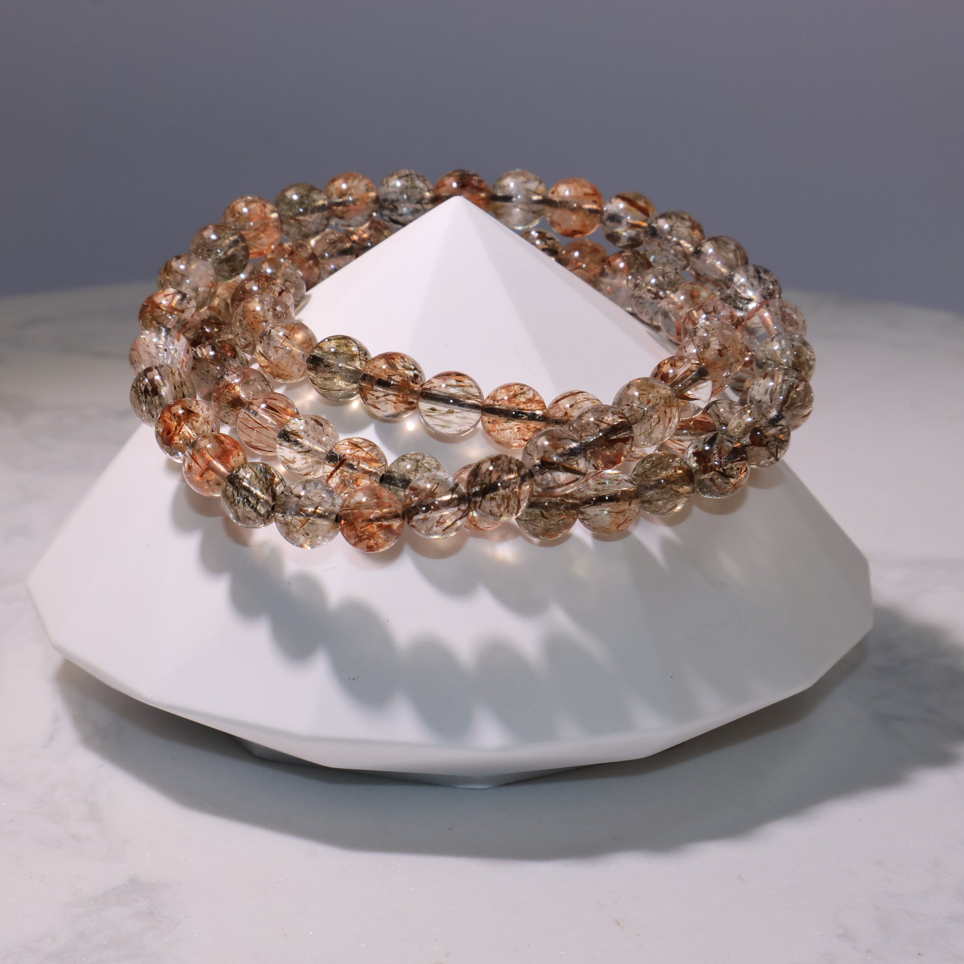 Golden Rutilated Quartz bracelet displayed in natural light|自然光下展示的黑金超手串