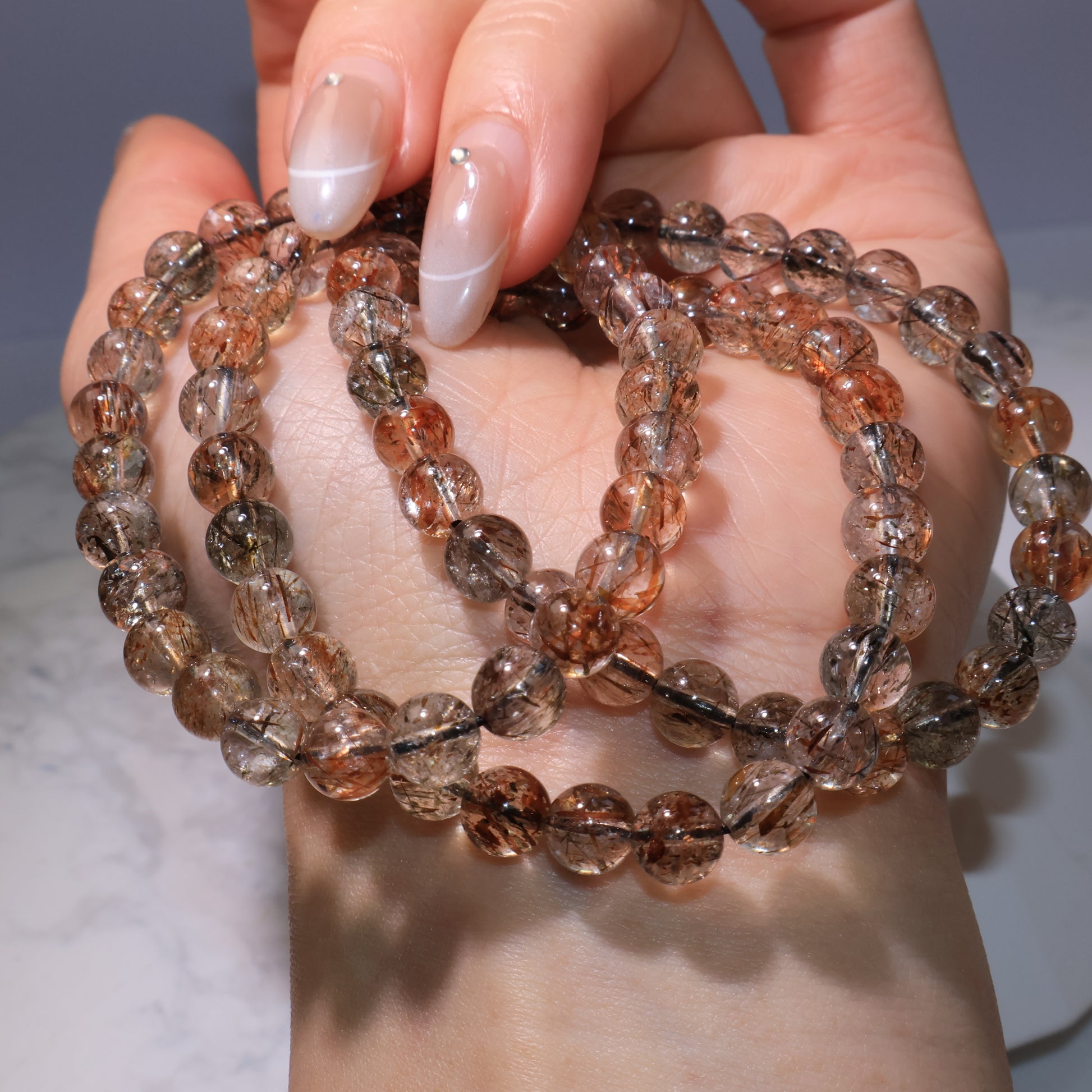 Three-loop bracelet draped on hand|三圈手串自然垂掛於手背