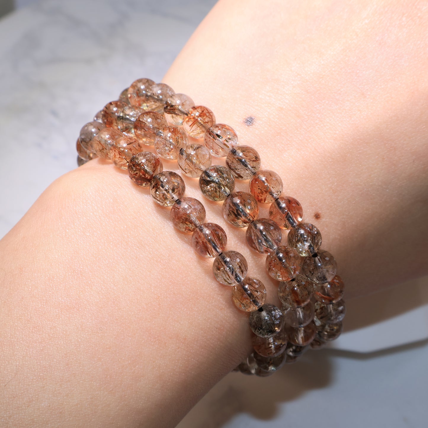 Bracelet worn on wrist with layered look|佩戴於手腕上的疊戴效果