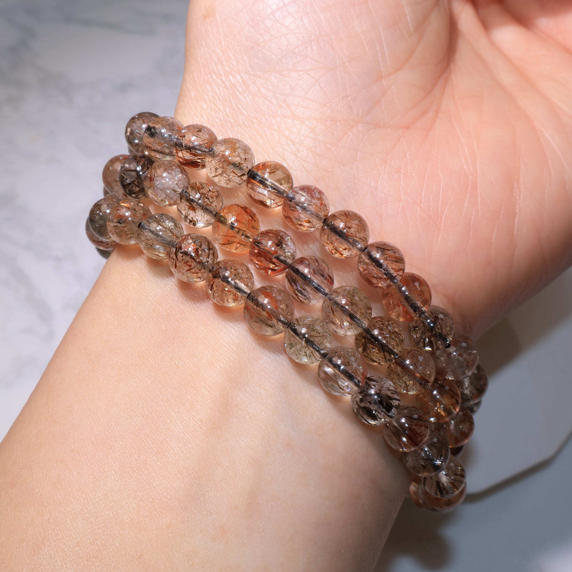 Another wrist shot showing bracelet sparkle under light|手腕佩戴展示,在燈光下閃爍效果