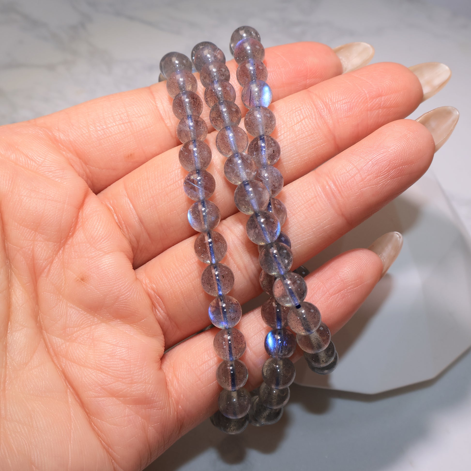 Close-up of beads revealing clarity and shimmering blue glow|珠子特寫,晶體透亮閃耀藍光