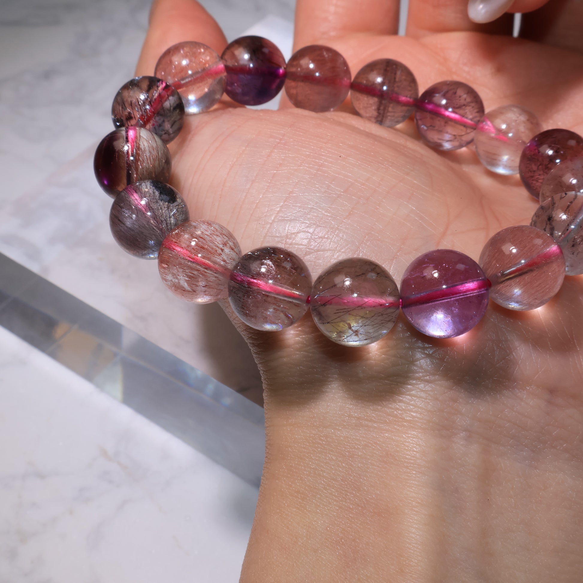 Close-up on wrist, highlighting high clarity and natural rutile|手腕近照,晶體通透可見天然髮絲