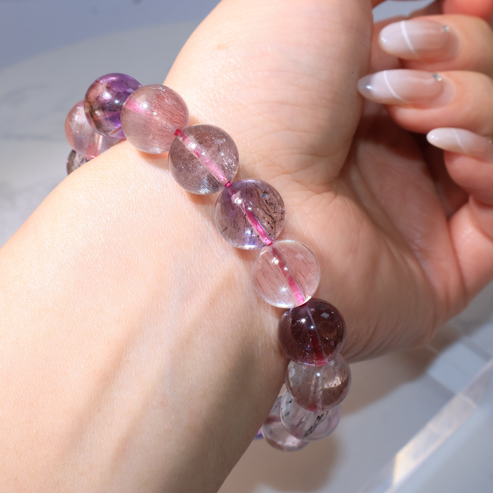 Another wrist angle showing soft tones and high translucency|手腕另一角度展示,顏色淡雅晶體通透