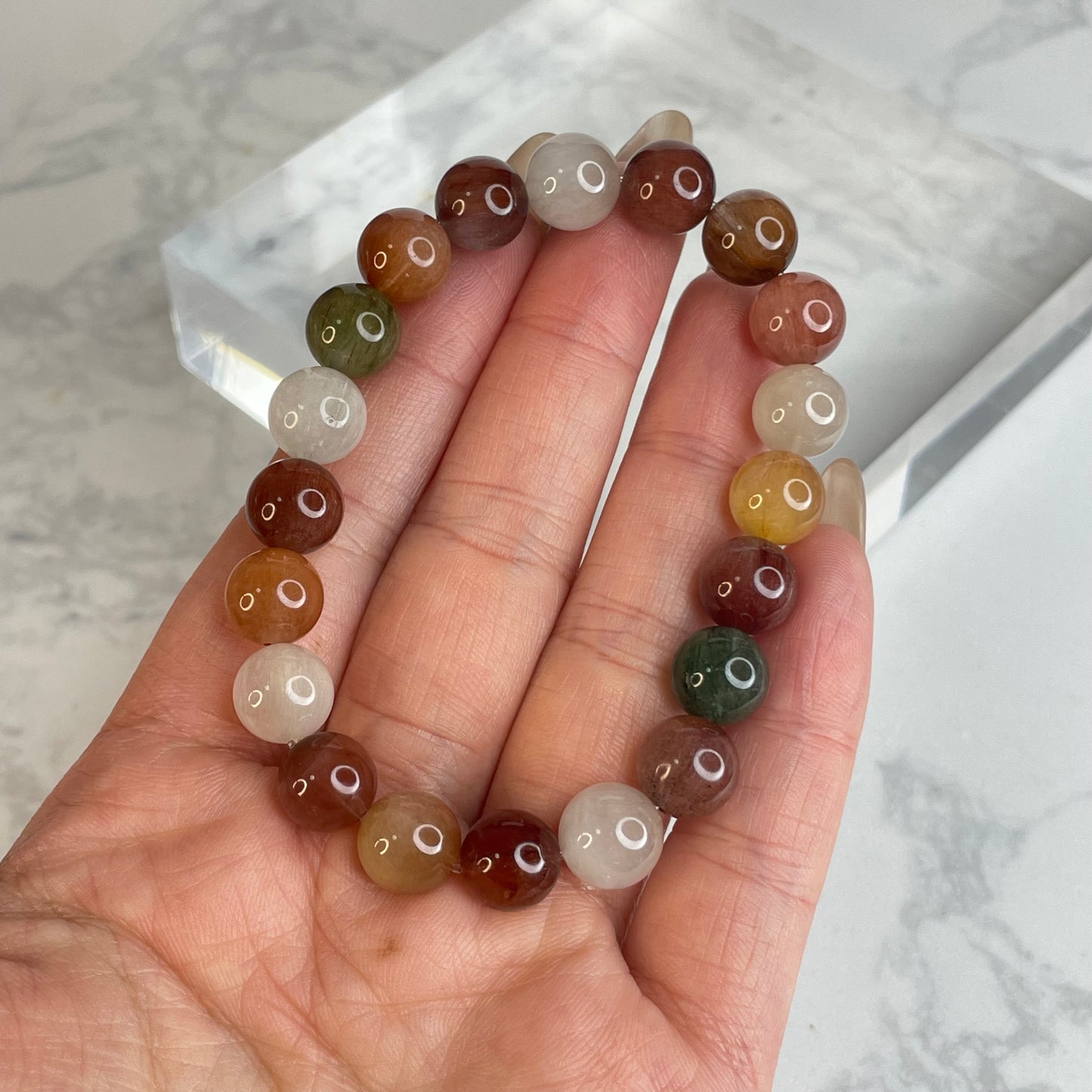 Rainbow Rutilated Quartz Bracelet – 9mm
彩色髮晶手串|9mm|五行平衡 ✧ 靈感與保護