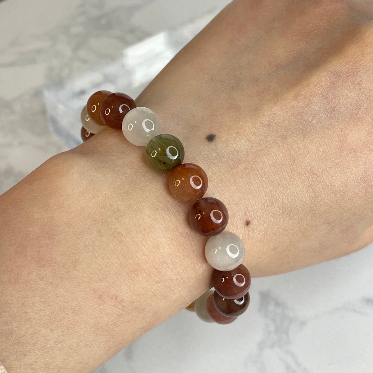 Rainbow Rutilated Quartz Bracelet – 9mm
彩色髮晶手串|9mm|五行平衡 ✧ 靈感與保護