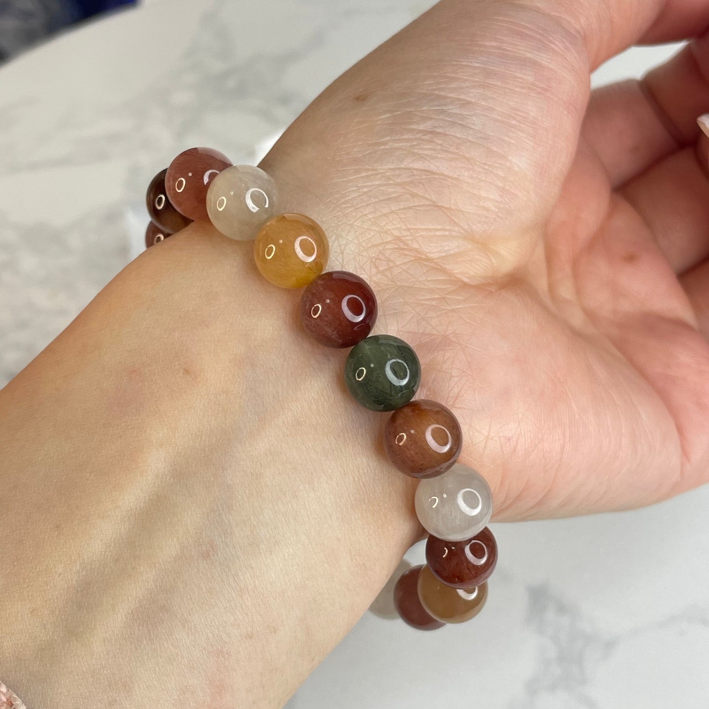 Rainbow Rutilated Quartz Bracelet – 9mm
彩色髮晶手串|9mm|五行平衡 ✧ 靈感與保護