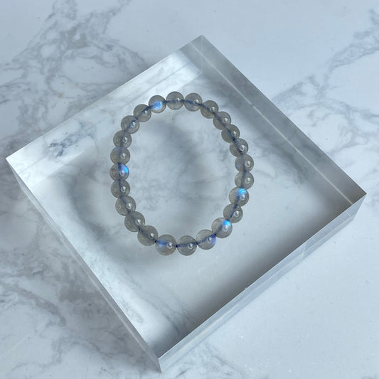 Moon Veil Glow” Natural Labradorite Bracelet 月影流光」天然拉長石手串 – 7mm(Madagascar 馬達加斯加)
