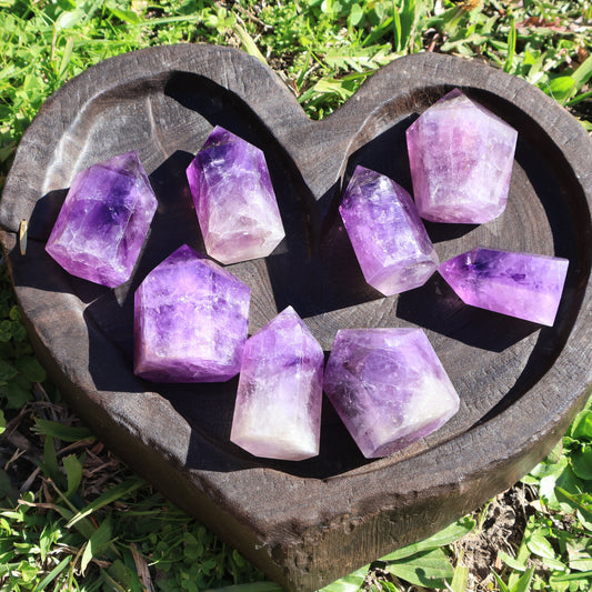 Amethyst Crystal Guide – Meaning, Uses & Zodiac | 紫水晶全攻略：寓意、功效與星座對應