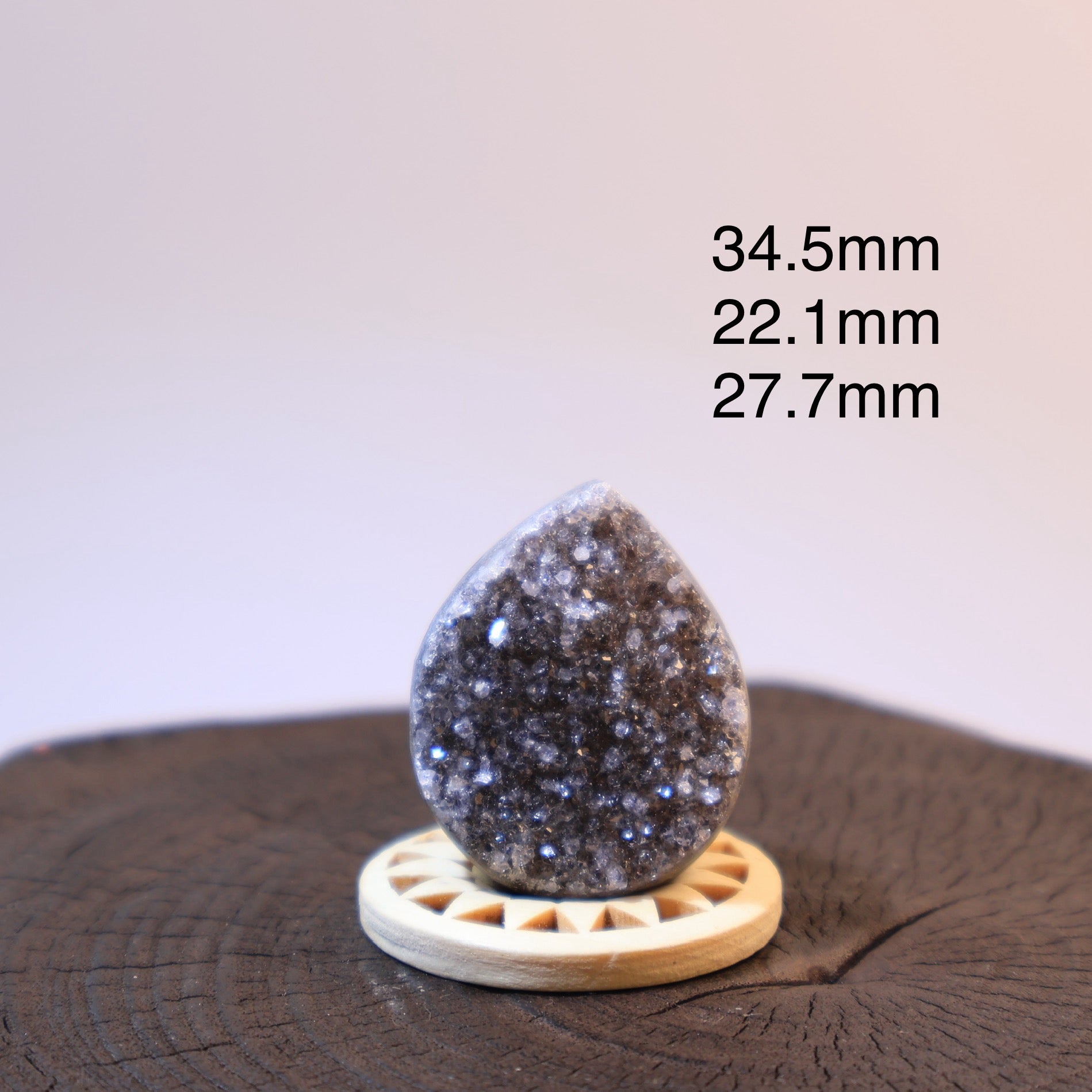 Grey quartz geode egg, size 34.5 × 22.1 × 27.7 mm, front view.
