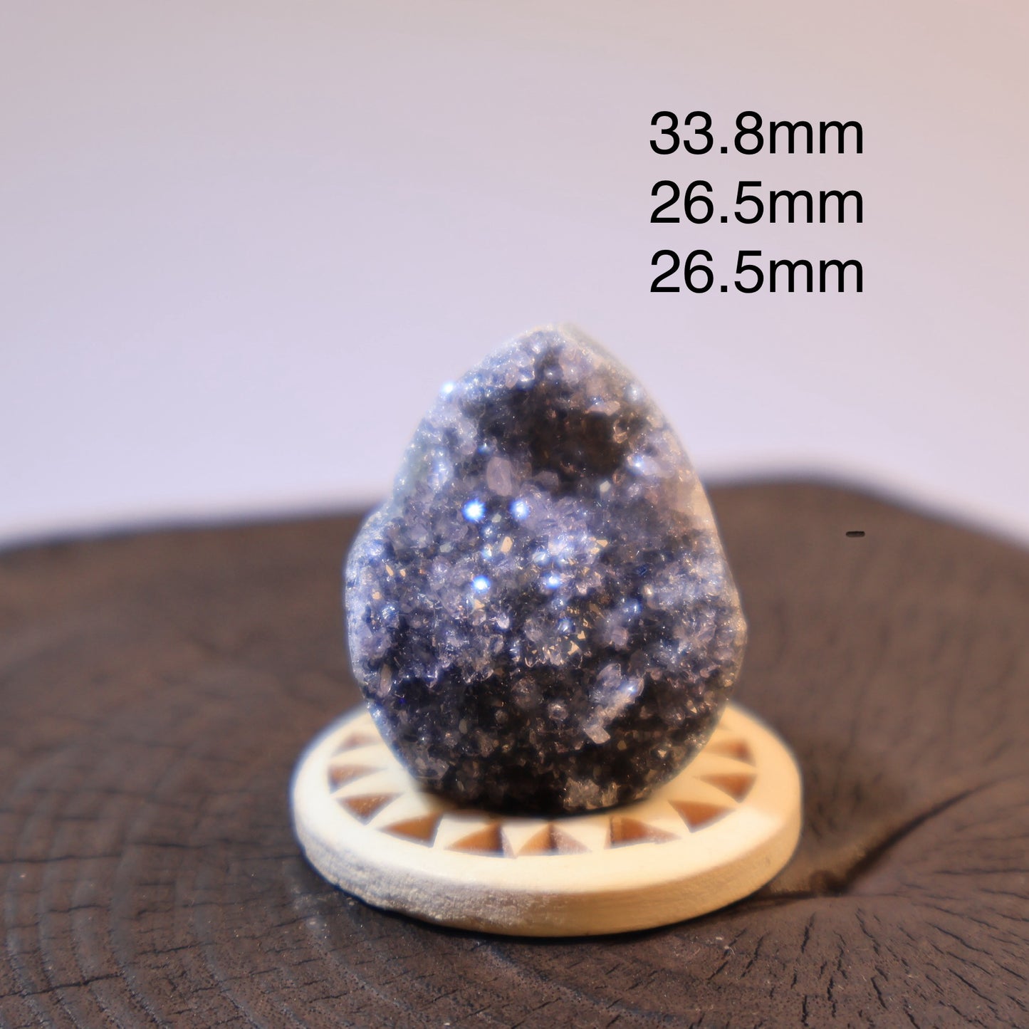 Grey quartz geode egg with sparkling clusters, size 33.8 × 26.5 × 26.5 mm.