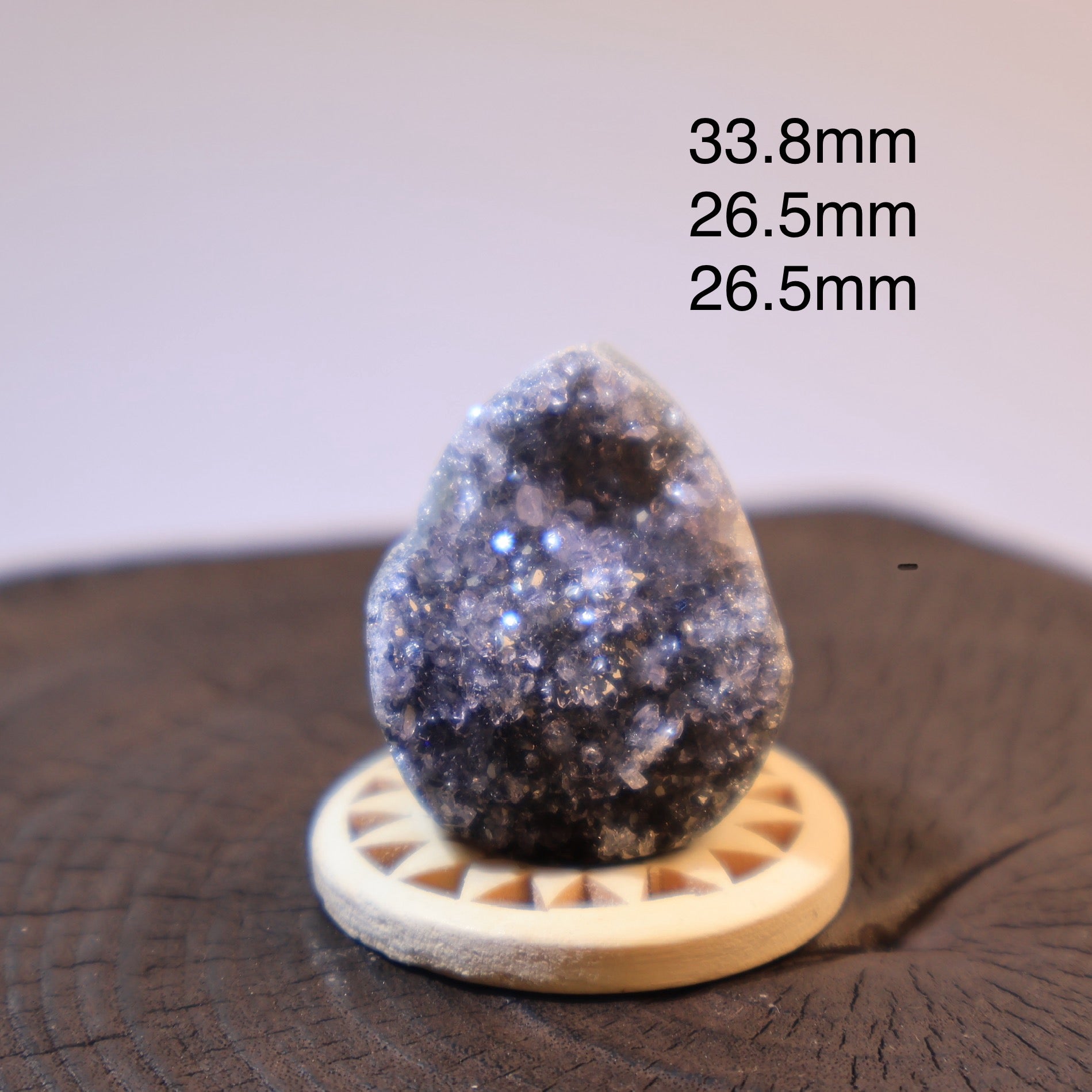Grey quartz geode egg with sparkling clusters, size 33.8 × 26.5 × 26.5 mm.