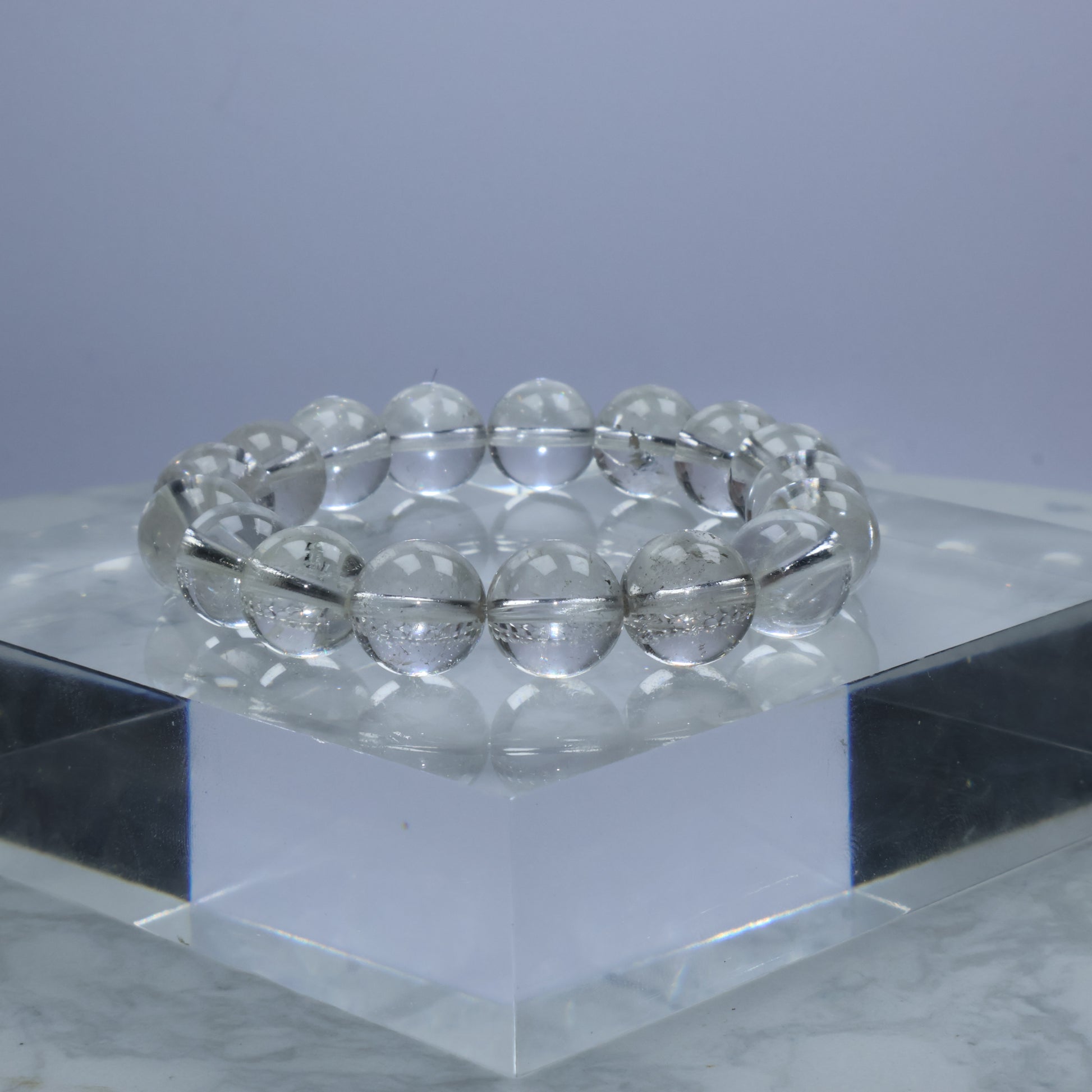 Side profile shot of Clear Quartz bracelet with inner textures visible
　側面展示白水晶手串，晶