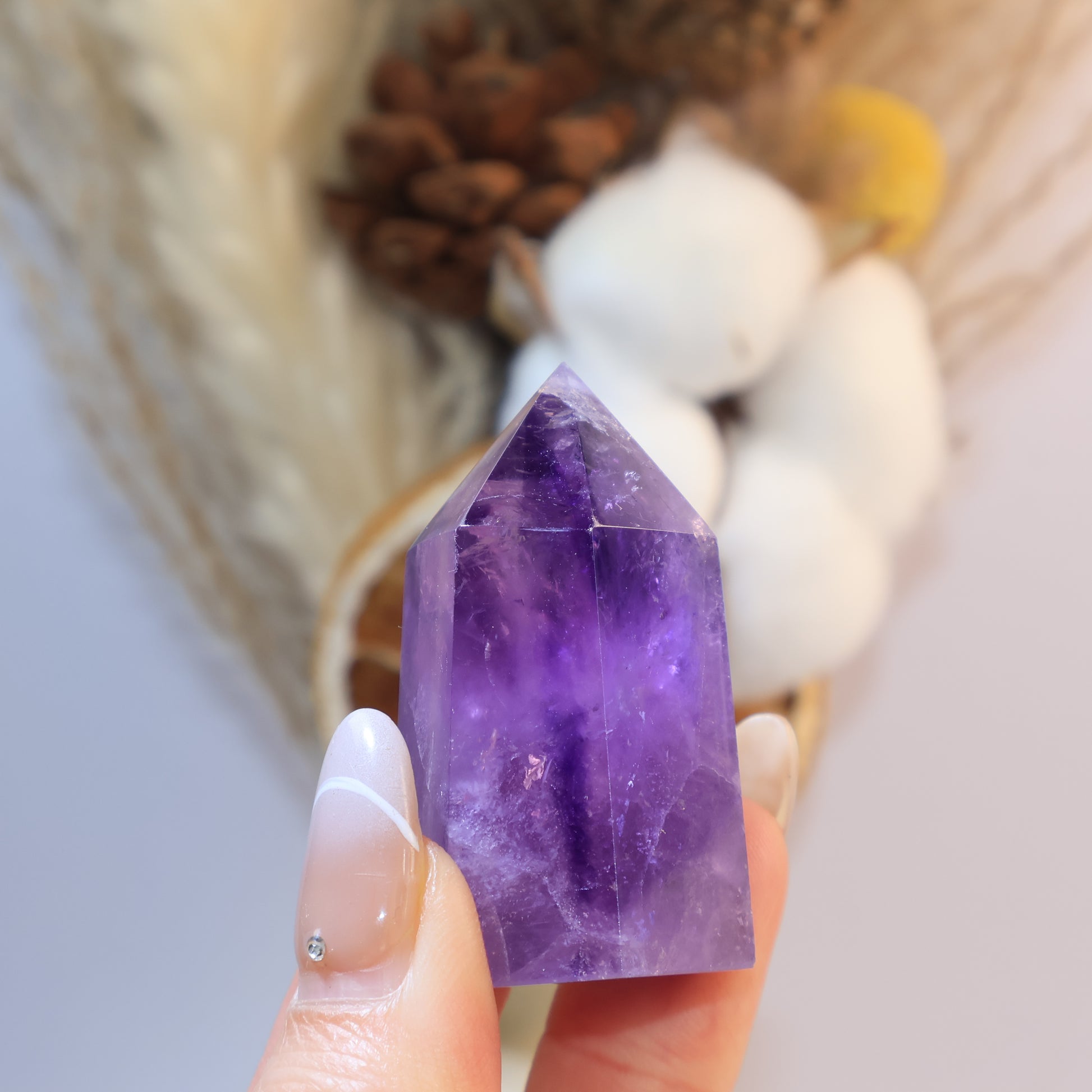 Holding amethyst tower gemstone close-up / 手持紫晶柱 能量寶石特寫