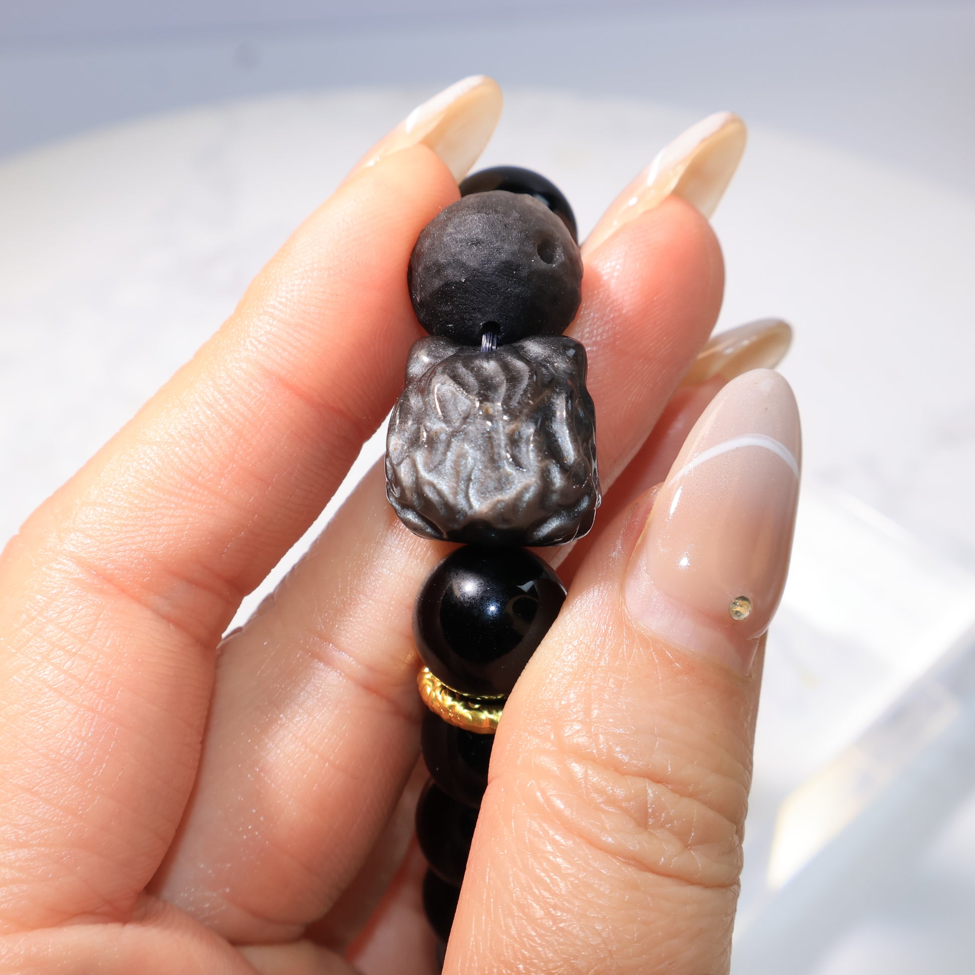 Detailed close-up of the back of Pixiu Lion carving and meteorite-style bead – 醒獅雕刻與隕石造型珠背面特寫。