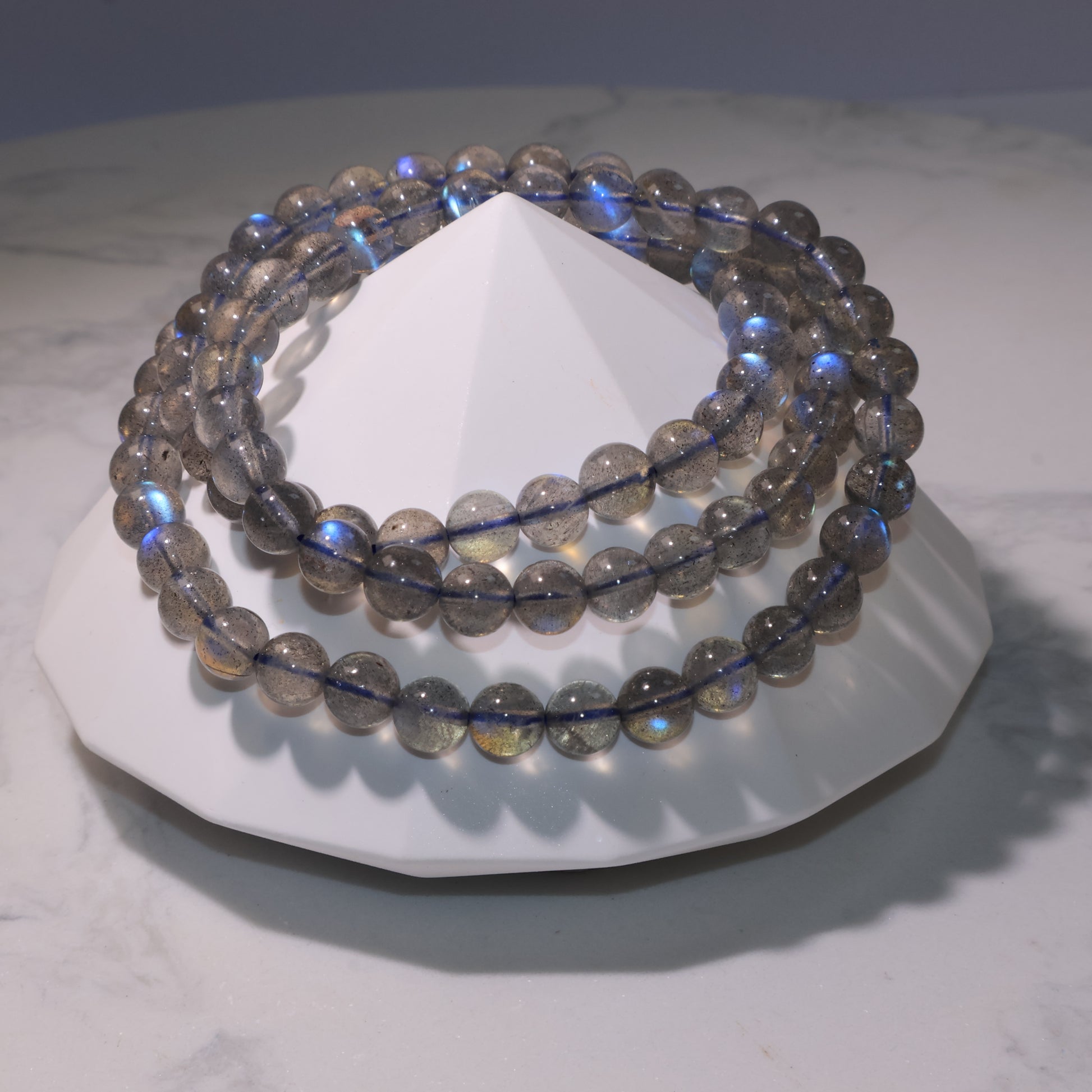 Triple-loop Labradorite bracelet displayed in natural light｜自然光下展示的三圈拉長石手串