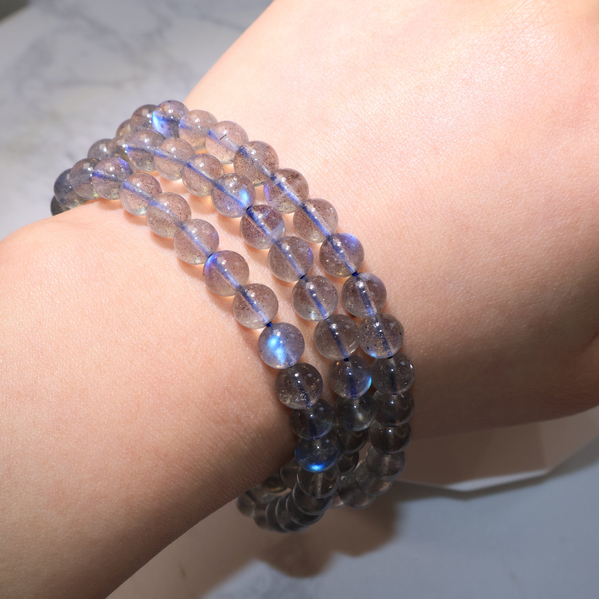 Wrist shot with three-loop Labradorite bracelet｜手腕佩戴三圈拉長石手串效果