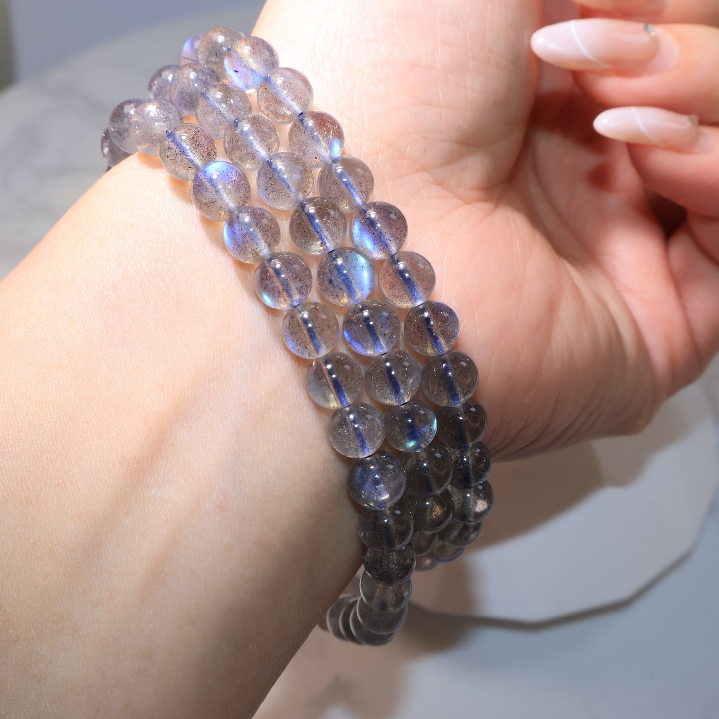 Another wrist shot under lighting showing strong blue flash｜佩戴於手腕，在燈光下閃爍藍光
