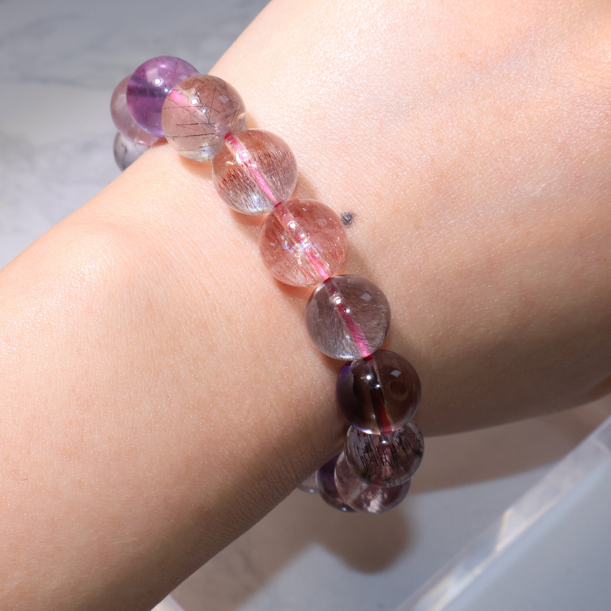 Bracelet worn on wrist with natural luster under light｜佩戴效果，在燈光下閃耀自然光澤