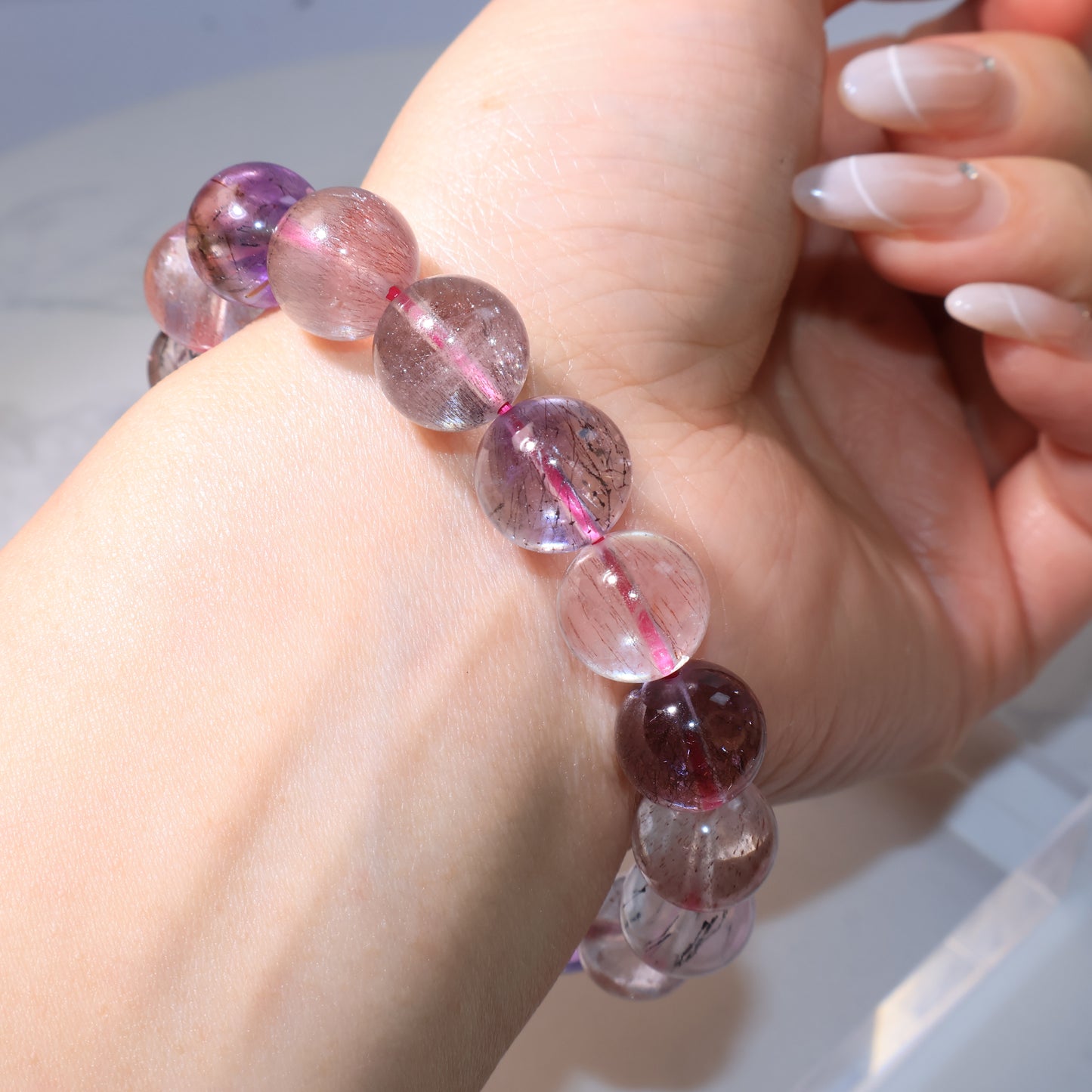 Another wrist angle showing soft tones and high translucency｜手腕另一角度展示，顏色淡雅晶體通透