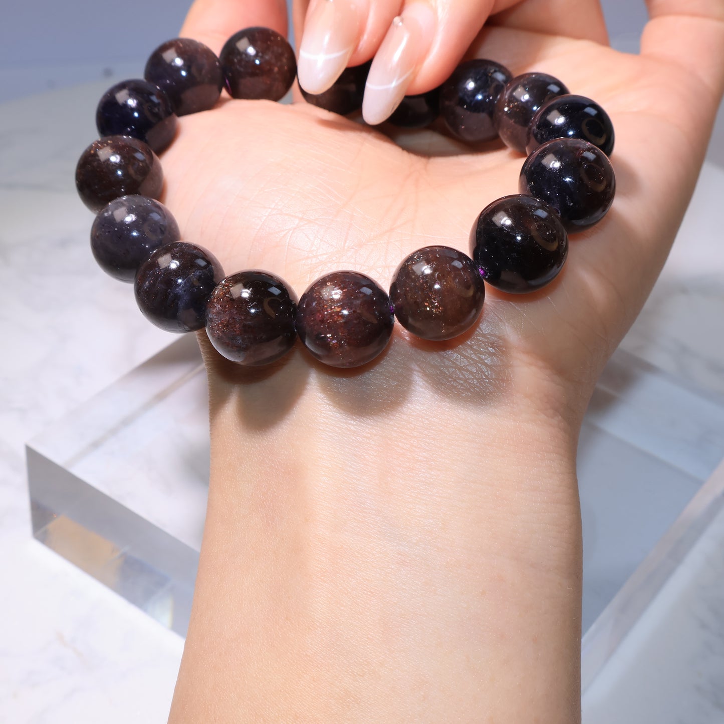 Side angle in hand with natural mineral sparkle under light｜手中側角度特寫，燈光下閃爍天然礦物光澤