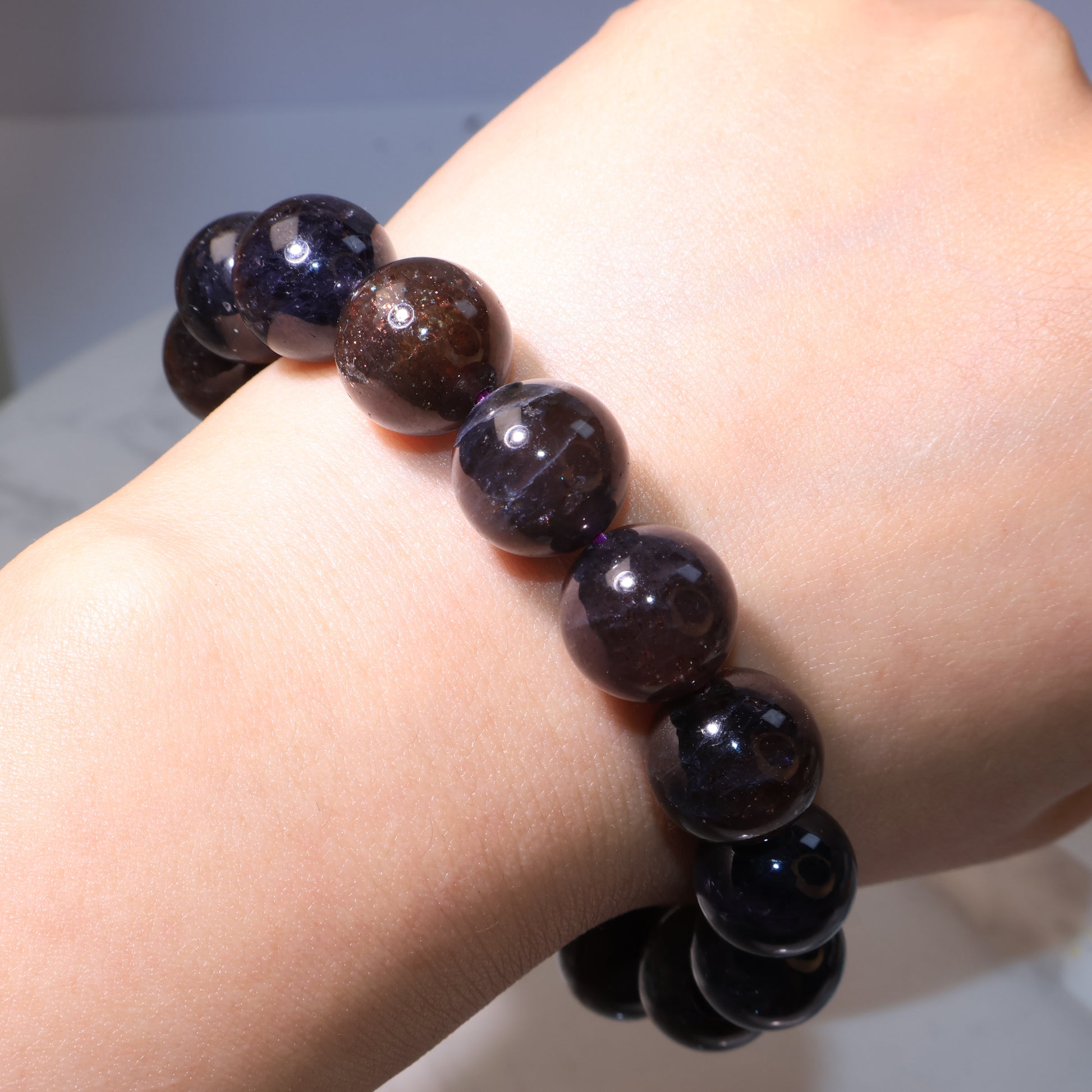 Bracelet worn on wrist with rich, dark appearance｜佩戴於手腕，手串整體呈現深沉質感