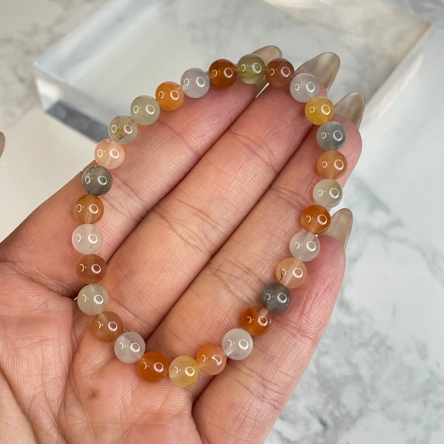 Rainbow Rutile Quartz Bracelet – 6mm Beads | Natural Rabbit Hair Crystal
彩兔毛水晶手串 – 6mm 小珠圓潤可愛款