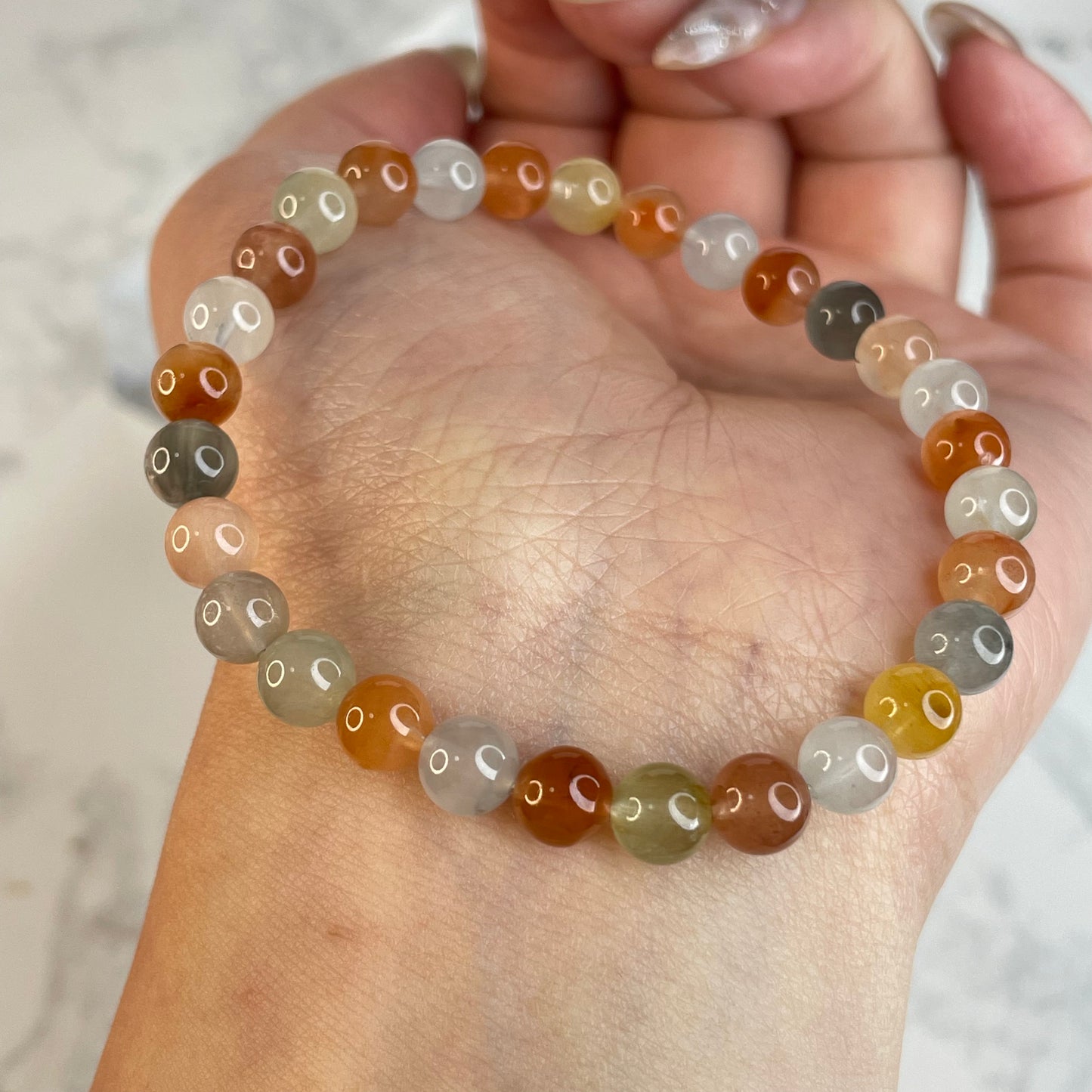 Rainbow Rutile Quartz Bracelet – 6mm Beads | Natural Rabbit Hair Crystal
彩兔毛水晶手串 – 6mm 小珠圓潤可愛款
