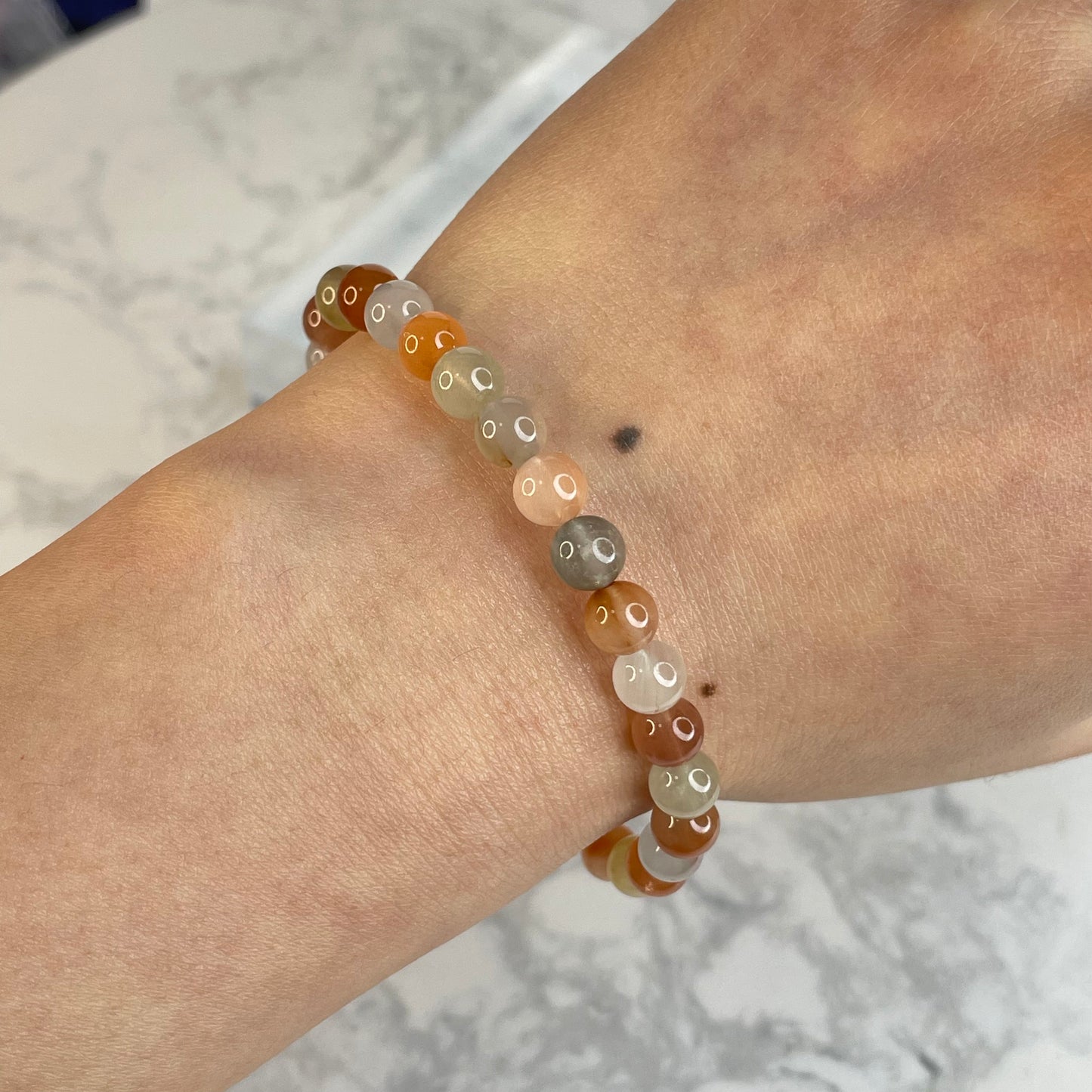 Rainbow Rutile Quartz Bracelet – 6mm Beads | Natural Rabbit Hair Crystal
彩兔毛水晶手串 – 6mm 小珠圓潤可愛款